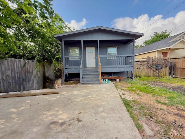view of front of house with fence and a porch