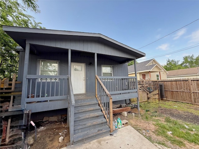view of front of property with fence and covered porch