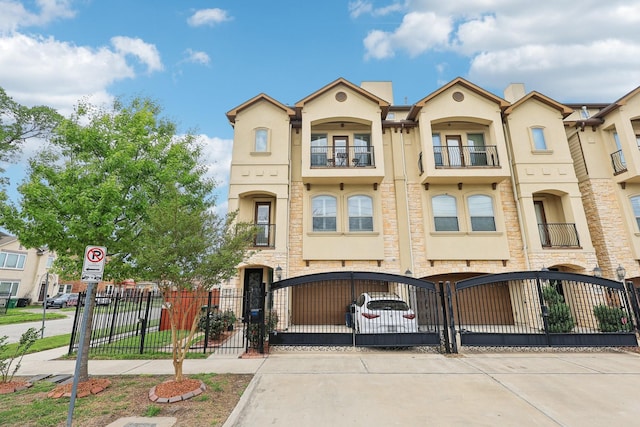 townhome / multi-family property featuring a gate and a fenced front yard