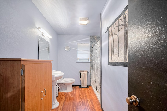 5622 Sheraton Oaks Dr, Houston, TX 77091 - full bathroom featuring wood finished floors, toilet, and a shower with shower curtain