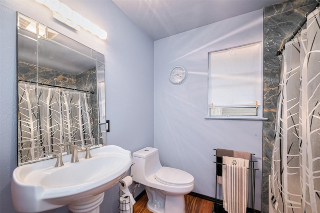5622 Sheraton Oaks Dr, Houston, TX 77091 - full bathroom with wood finished floors, a sink, toilet, and a shower with curtain