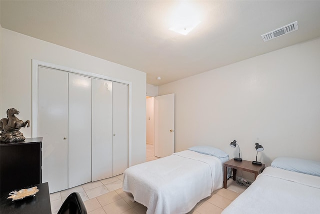 5622 Sheraton Oaks Dr, Houston, TX 77091 - bedroom featuring light tile patterned floors and a closet