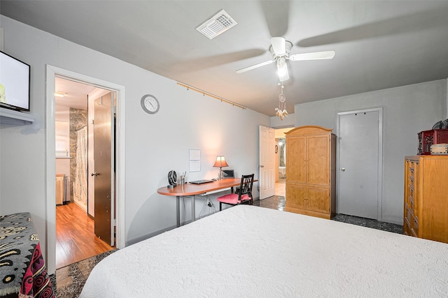 5622 Sheraton Oaks Dr, Houston, TX 77091 - bedroom featuring an office area, a ceiling fan, and ensuite bath
