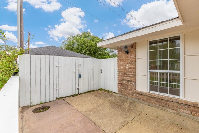 1035 Forestburg Dr, Houston, TX 77038 - view of patio / terrace