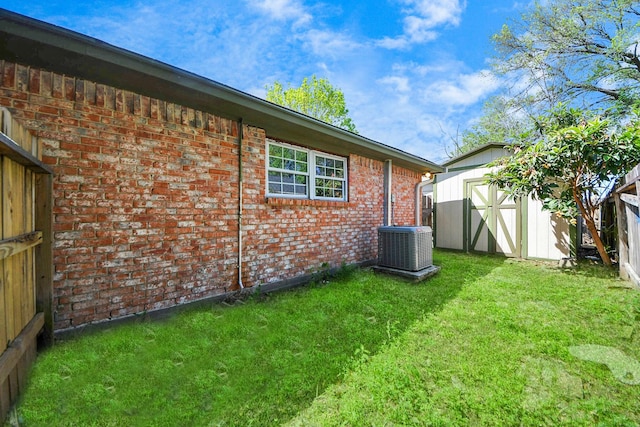 1409 N Park Ridge Dr, Deer Park, TX 77536 - view of green lawn featuring a storage shed, cooling unit, and an outbuilding