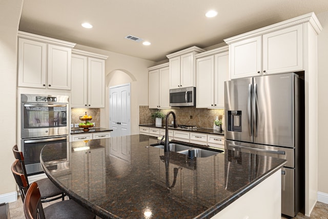 kitchen featuring visible vents, appliances with stainless steel finishes, a sink, baseboards, and recessed lighting