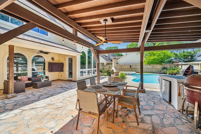 view of patio with outdoor dining space, outdoor lounge area, a ceiling fan, a fenced backyard, and a pool with connected hot tub