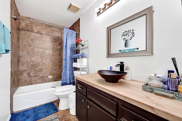 full bath with vanity, a textured ceiling, toilet, visible vents, and shower / bath combo with shower curtain