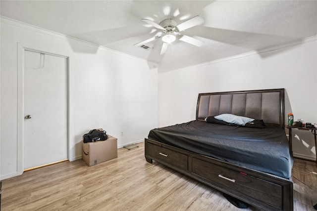 bedroom with light wood-type flooring, a ceiling fan, ornamental molding, visible vents, and baseboards