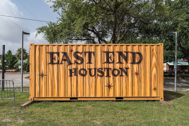community / neighborhood sign with a lawn
