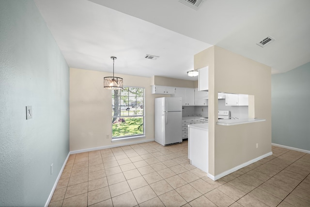 kitchen featuring visible vents, white appliances, light countertops, and a peninsula