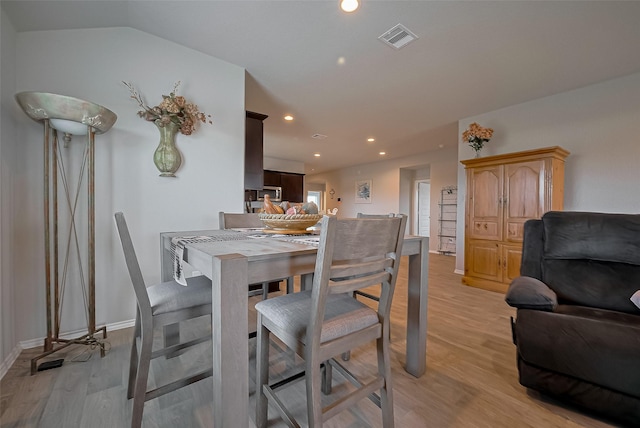 dining room featuring light wood-style floors, recessed lighting, visible vents, and baseboards