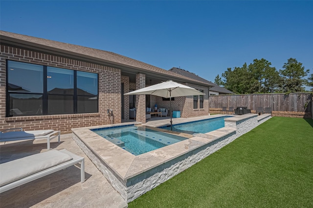 1011 Oak Briar Ln, Conroe, TX 77384 - view of swimming pool featuring an in-ground hot tub and a patio