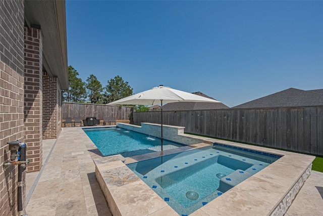 1011 Oak Briar Ln, Conroe, TX 77384 - view of swimming pool with an in-ground hot tub, a fenced backyard, and a patio area