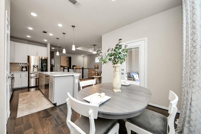 dining room with recessed lighting, a ceiling fan, dark wood finished floors, and visible vents