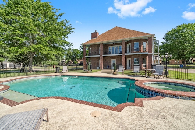 2906 Penninsula Pt, Montgomery, TX 77356 - view of pool featuring a patio, a pool with connected hot tub, and a ceiling fan