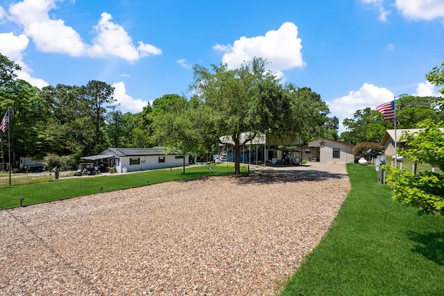 view of front facade featuring a front lawn