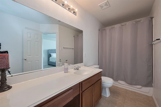 ensuite bathroom featuring visible vents, vanity, curtained shower, toilet, and ensuite bath