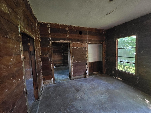 2005 Cochran St, Houston, TX 77009 - unfurnished room with wood walls