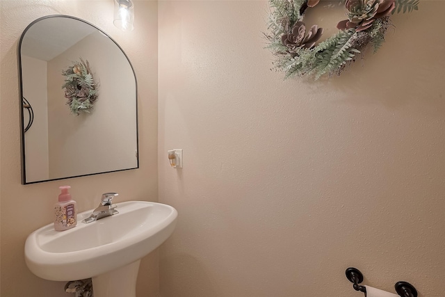 bathroom featuring a sink