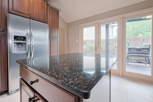 131 Breezy Shore Ct, Dickinson, TX 77539 - kitchen with stainless steel fridge, plenty of natural light, a kitchen island, and vaulted ceiling