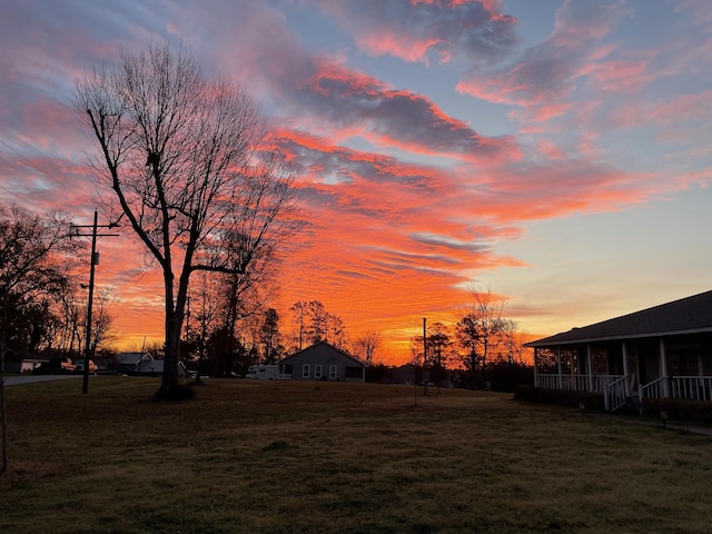 view of yard at dusk