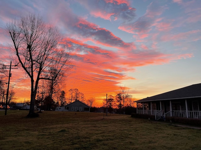 view of yard at dusk