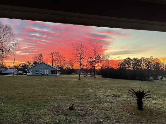view of yard at dusk