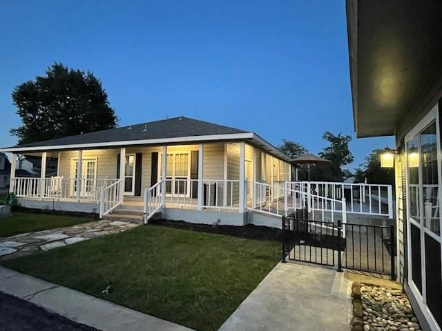 view of front of property featuring a porch and a front yard