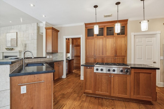4404 Wendell St, Bellaire, TX 77401 - kitchen featuring a sink, stainless steel gas stovetop, a peninsula, wood finished floors, and crown molding