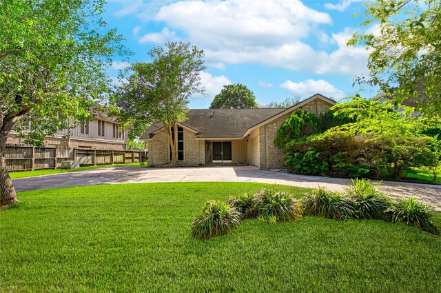 3142 La Quinta Dr, Missouri City, TX 77459 - view of front of home featuring brick siding, a front lawn, and fence