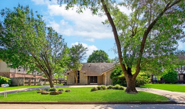 3142 La Quinta Dr, Missouri City, TX 77459 - single story home featuring driveway, a front yard, and fence