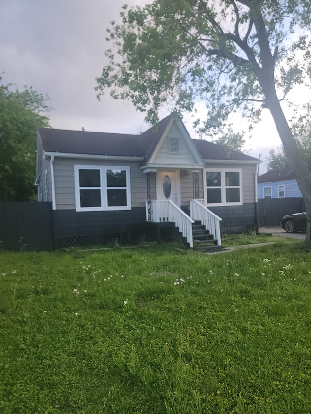 8424 Botany Ln, Houston, TX 77075 - bungalow-style home with a front yard and fence