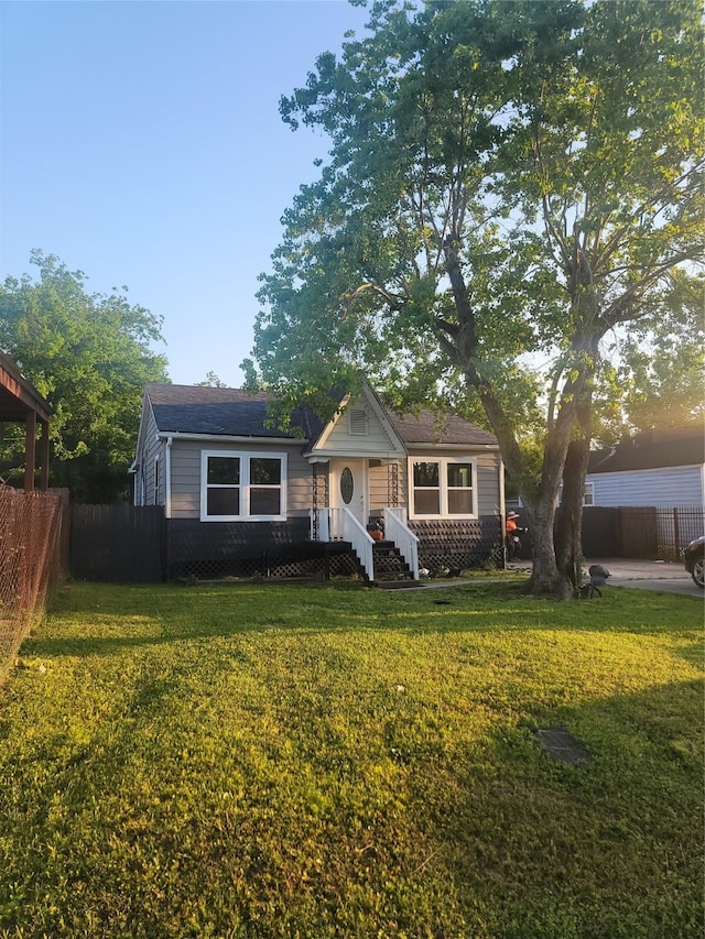 8424 Botany Ln, Houston, TX 77075 - bungalow featuring a front yard and fence