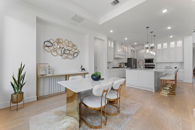 dining space featuring light wood-style floors, recessed lighting, and visible vents