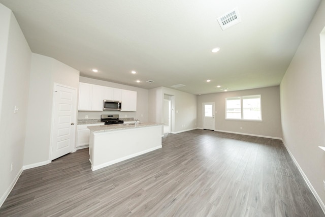 kitchen with a sink, stainless steel appliances, baseboards, and visible vents