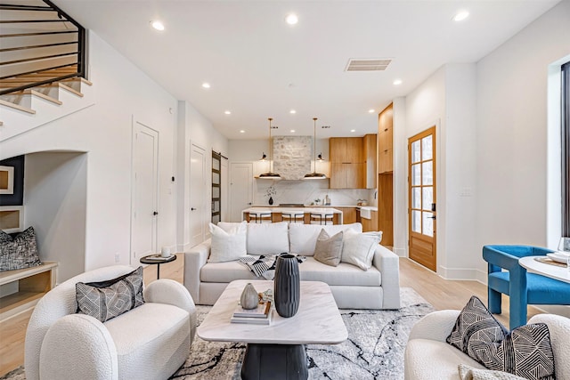 living room with visible vents, light wood-style flooring, recessed lighting, and baseboards