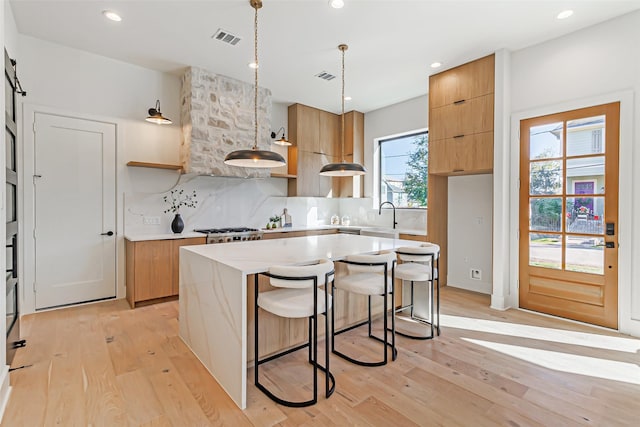 kitchen with tasteful backsplash, visible vents, open shelves, and modern cabinets