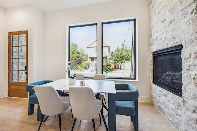 829 Alexander St, Houston, TX 77007 - dining space with light wood-style flooring, healthy amount of natural light, and baseboards