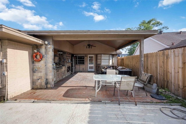 13918 Bretagne Dr, Houston, TX 77015 - view of patio featuring exterior kitchen, a ceiling fan, outdoor dining space, and fence