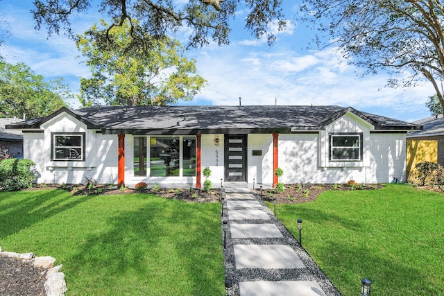 ranch-style home featuring a front yard