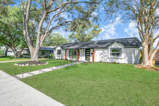 single story home with a front yard
