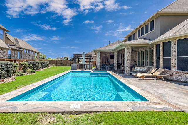 11710 Saporito Way, Richmond, TX 77406 - view of pool featuring a yard, a ceiling fan, a patio area, a fenced backyard, and a pool with connected hot tub