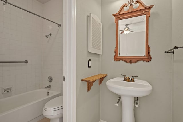 11711 Memorial Dr Unit 367, Houston, TX 77024 - bathroom with toilet, bathing tub / shower combination, and a ceiling fan
