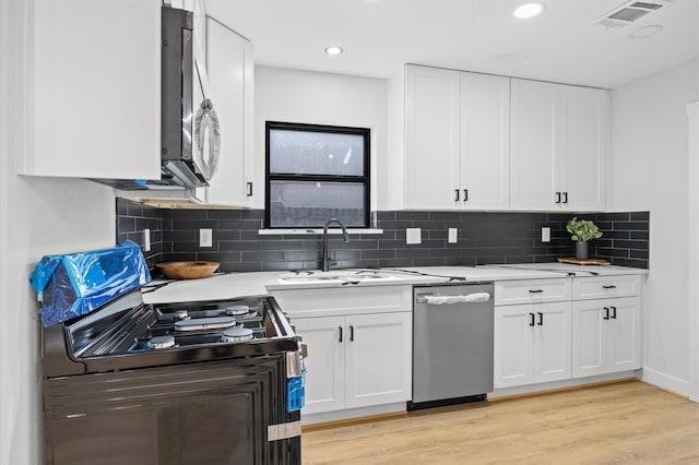 kitchen featuring a sink, visible vents, light countertops, and appliances with stainless steel finishes