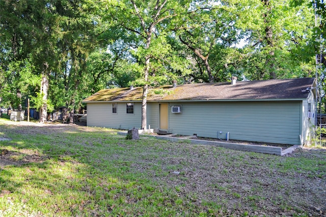 back of house featuring a lawn