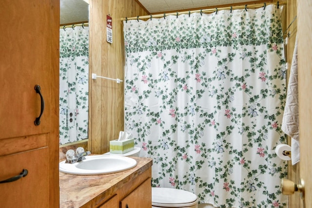 full bath featuring toilet, vanity, and a shower with shower curtain