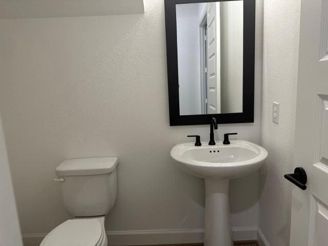 9015 Orchard Cv, Missouri City, TX 77459 - half bath with toilet and baseboards