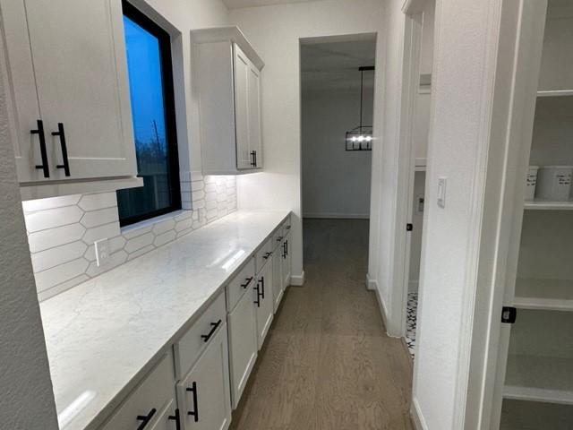 9015 Orchard Cv, Missouri City, TX 77459 - bathroom with backsplash and wood finished floors