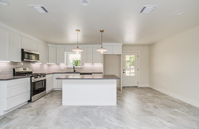 624 Willow Ln, Eagle Lake, TX 77434 - kitchen with stainless steel appliances, plenty of natural light, backsplash, and a center island